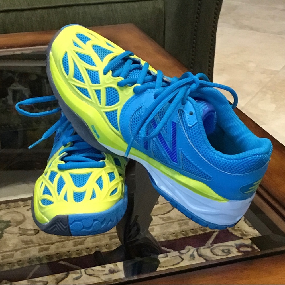 🌈 NEW BALANCE SHOES NWOT SIZE 6